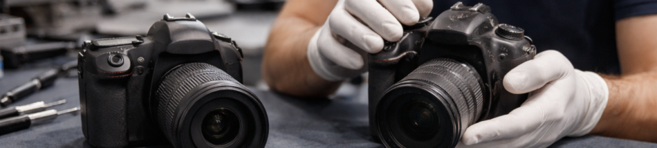 técnico revisando câmera fotográfica seminova em bancada técnica