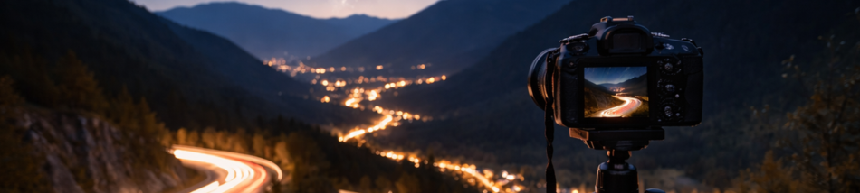 Câmera posicionada em tripé registrando uma estrada iluminada à noite com técnica de longa exposição, criando trilhas de luz e efeito de movimento.