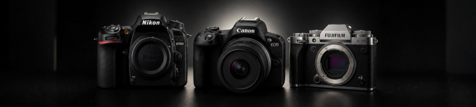 Três câmeras profissionais das marcas Nikon, Canon e Fujifilm alinhadas lado a lado em um fundo escuro, ajudando o fotógrafo a escolher a melhor marca de câmera.