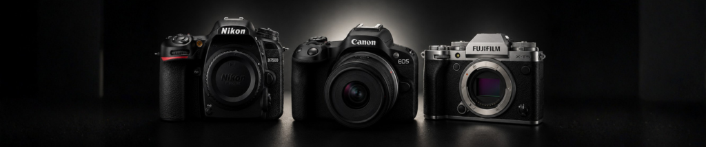 Três câmeras profissionais das marcas Nikon, Canon e Fujifilm alinhadas lado a lado em um fundo escuro, ajudando o fotógrafo a escolher a melhor marca de câmera.